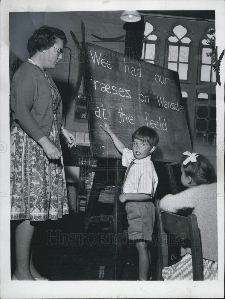 1962 Press Photo Teacher Valerie Kemp at Roxeth Primary School Harrow, England - Historic Images