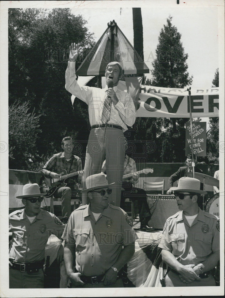 1971 Press Photo The Broken Puzzle Film Actor Chuck Connors Making Speech Scene - Historic Images