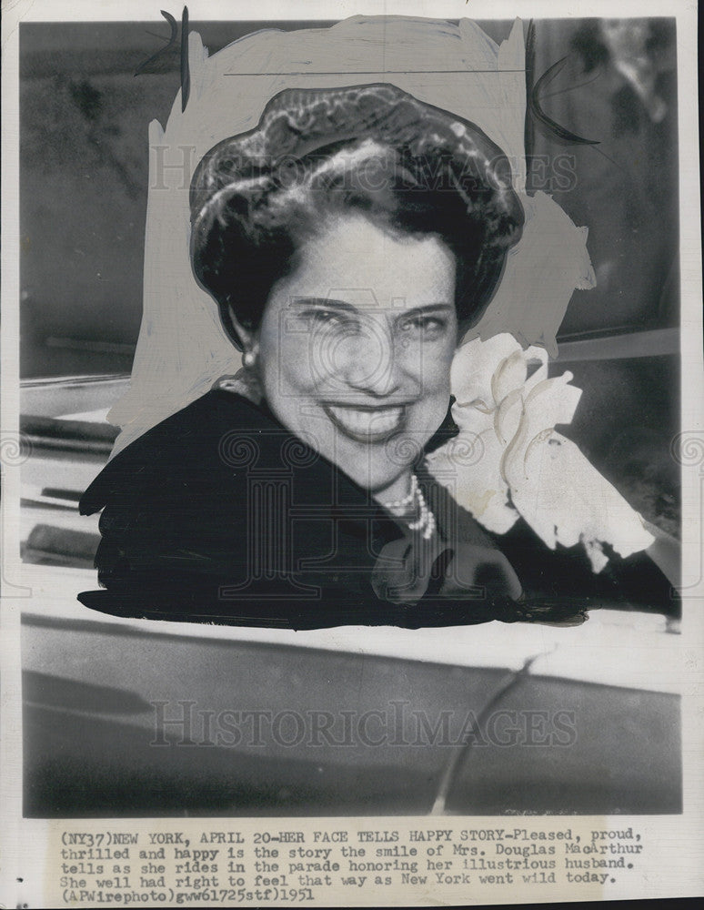 1951 Press Photo Mrs Douglas MacArthur Riding In Parade Smiling Portrait - Historic Images