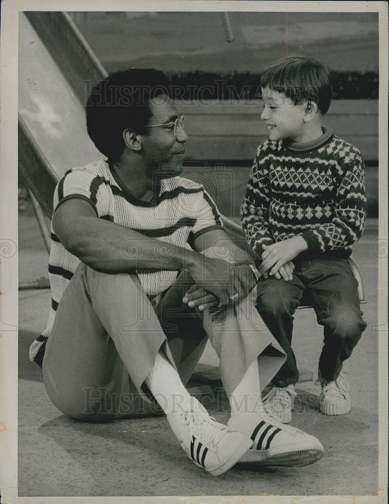 1969 Press Photo Bill Cosby Host NBC As I See It Talks to 6yo Christopher  Merry - Historic Images