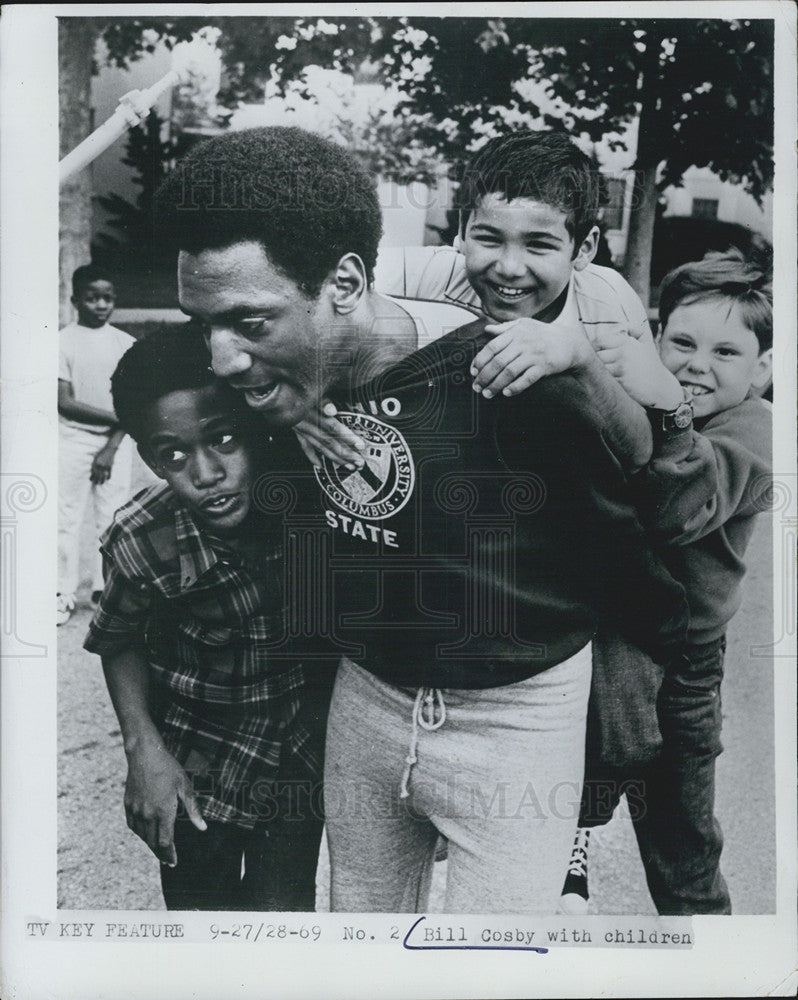 1969 Press Photo Actor Bill Cosby with Childres - Historic Images