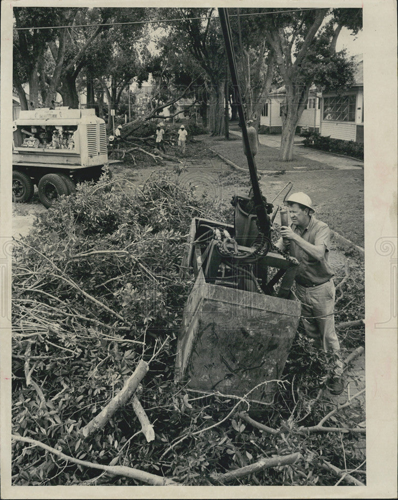 1966 Press Photo St. Petersburg Water and Sewer Dept clean up damage from storm - Historic Images