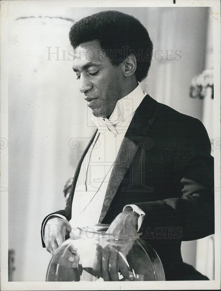 1971 Press Photo The Bill Cosby Show Series Actor Bill Cosby Fishbowl Scene - Historic Images