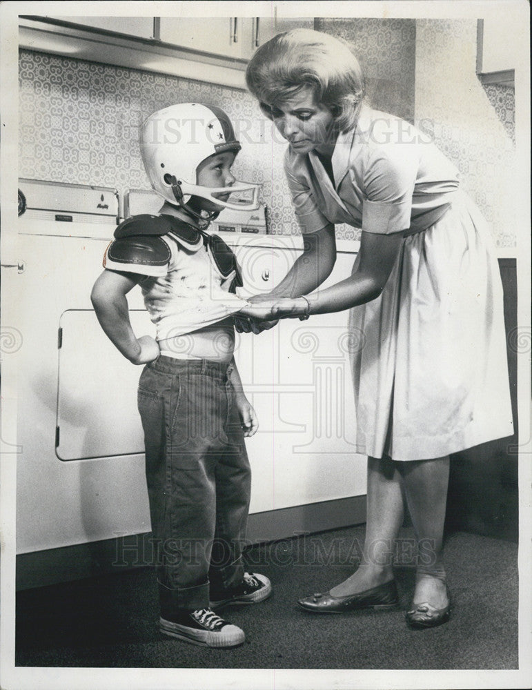 1953 Press Photo Owner of Maytag company, Frank Lindsay offers laundry tips. - Historic Images