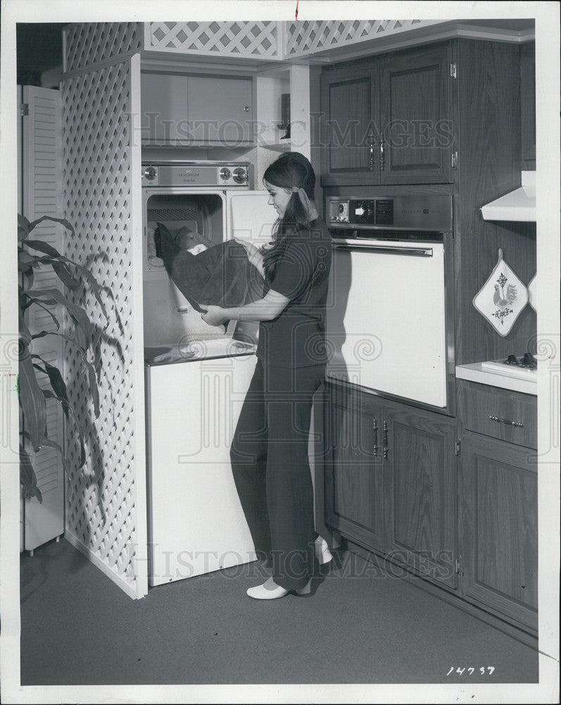 1970 Press Photo Frigidare&#39;s kitchen corner is a washer and dryer in one. - Historic Images