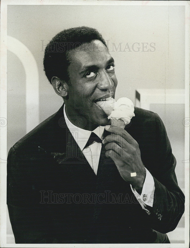 1968 Press Photo Comedian Bill Cosby Eating Ice Cream The Bill Cosby Special - Historic Images