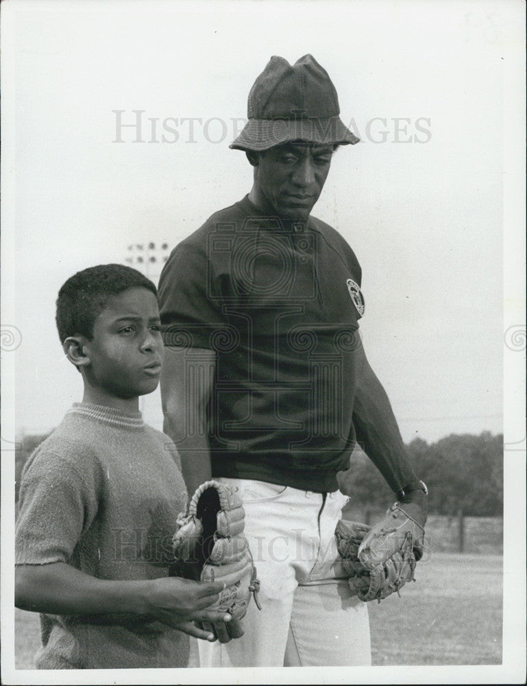 1970 Press Photo The Bill Cosby Show Actor Bill Cosby With Son Playing Baseball - Historic Images