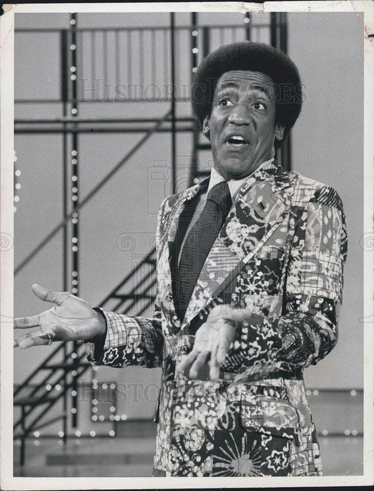 1972 Press Photo Comedian Bill Cosby Performing Patterned Suit Show Announcement - Historic Images