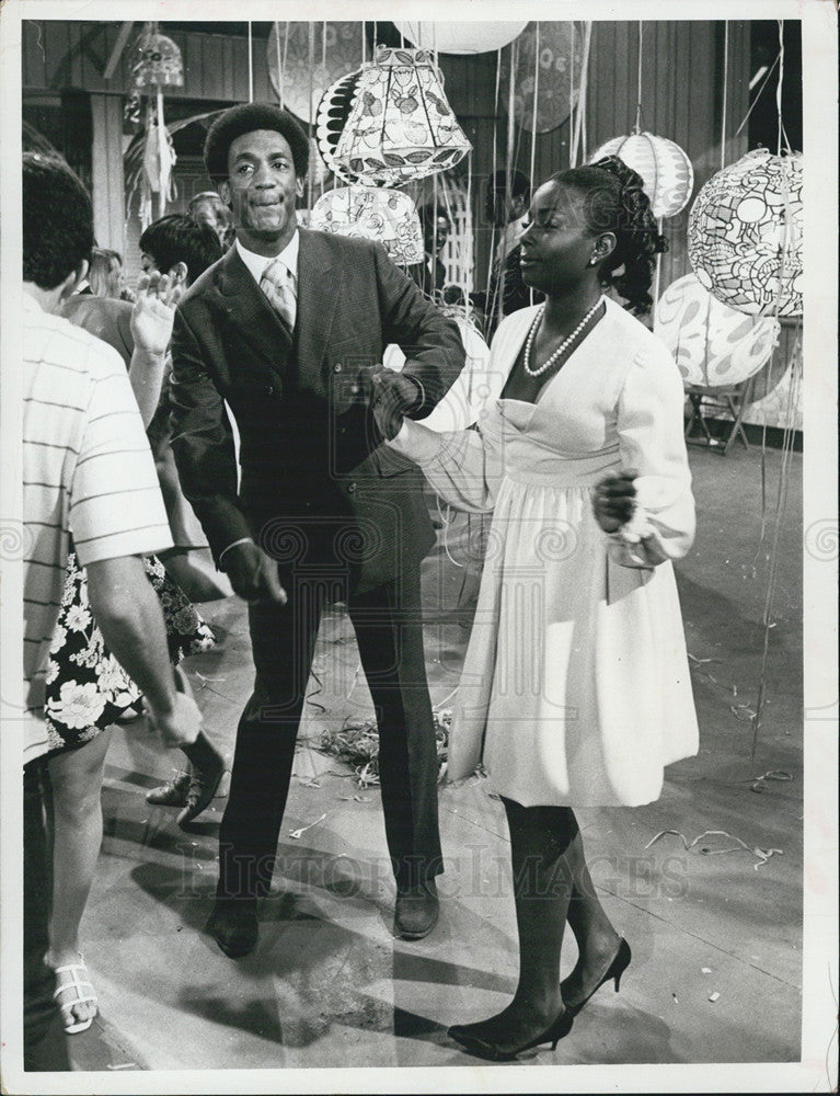1970 Press Photo Bill Cosby &amp; Issa Arnal on &quot;The Bill Cosby Show&quot; - Historic Images