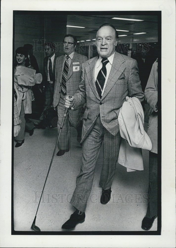 1975 Press Photo Comedian Bob Hope Arriving In Denver Walks With Golf Club - Historic Images