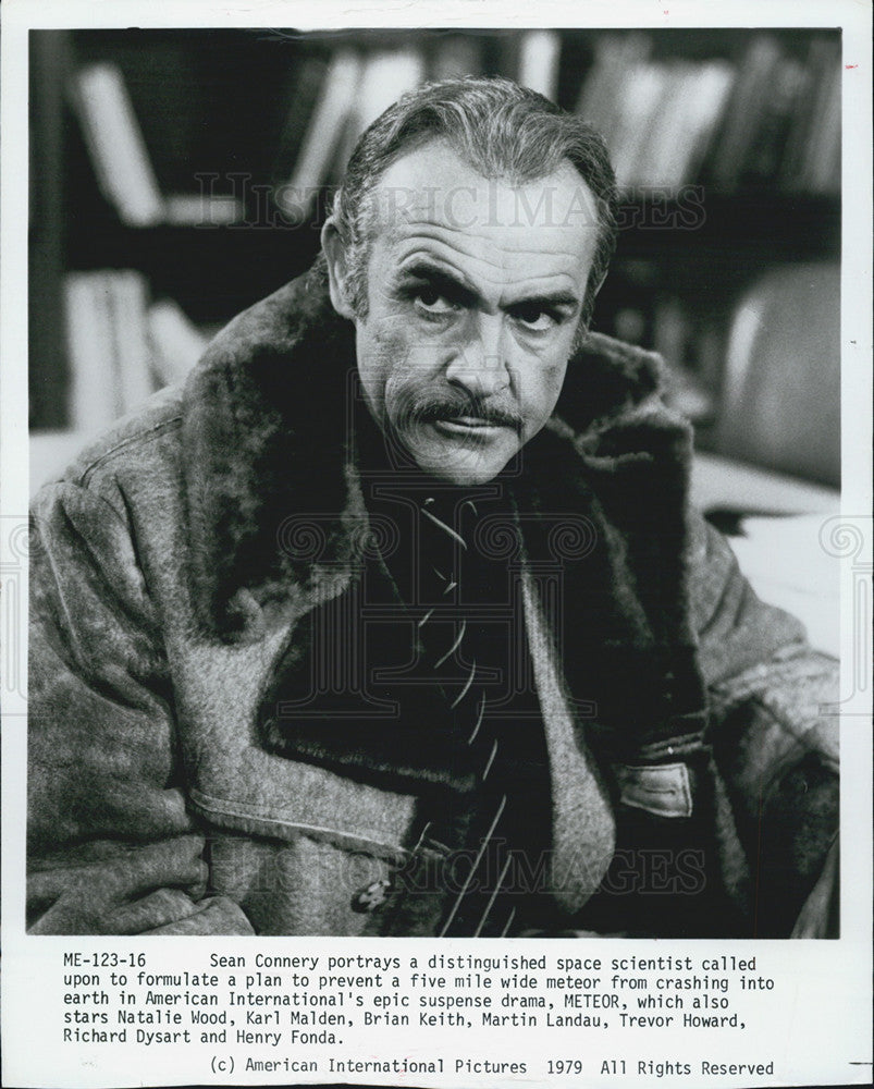 1979 Press Photo Meteor Film Actor Sean Connery Wearing Fur Coat Scene - Historic Images