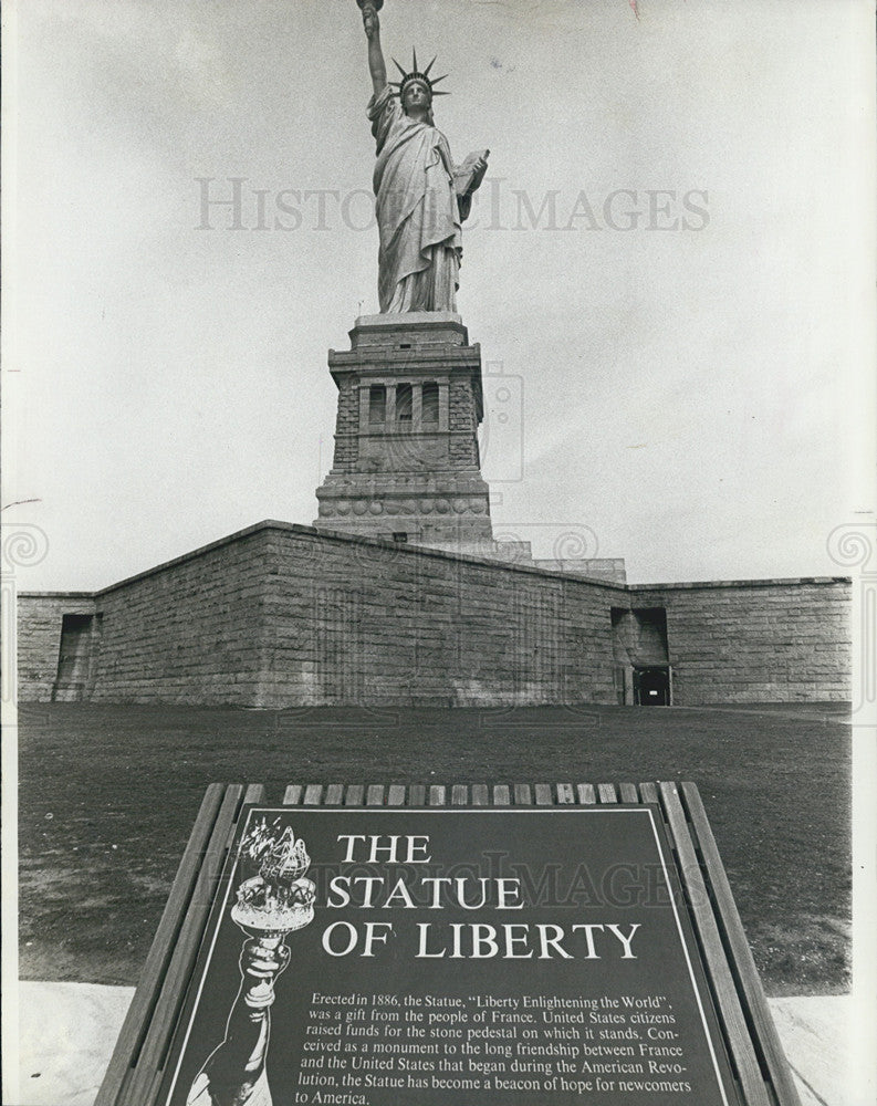 1983 Press Photo The Statue Of Liberty With The Sign New York Harbor - Historic Images