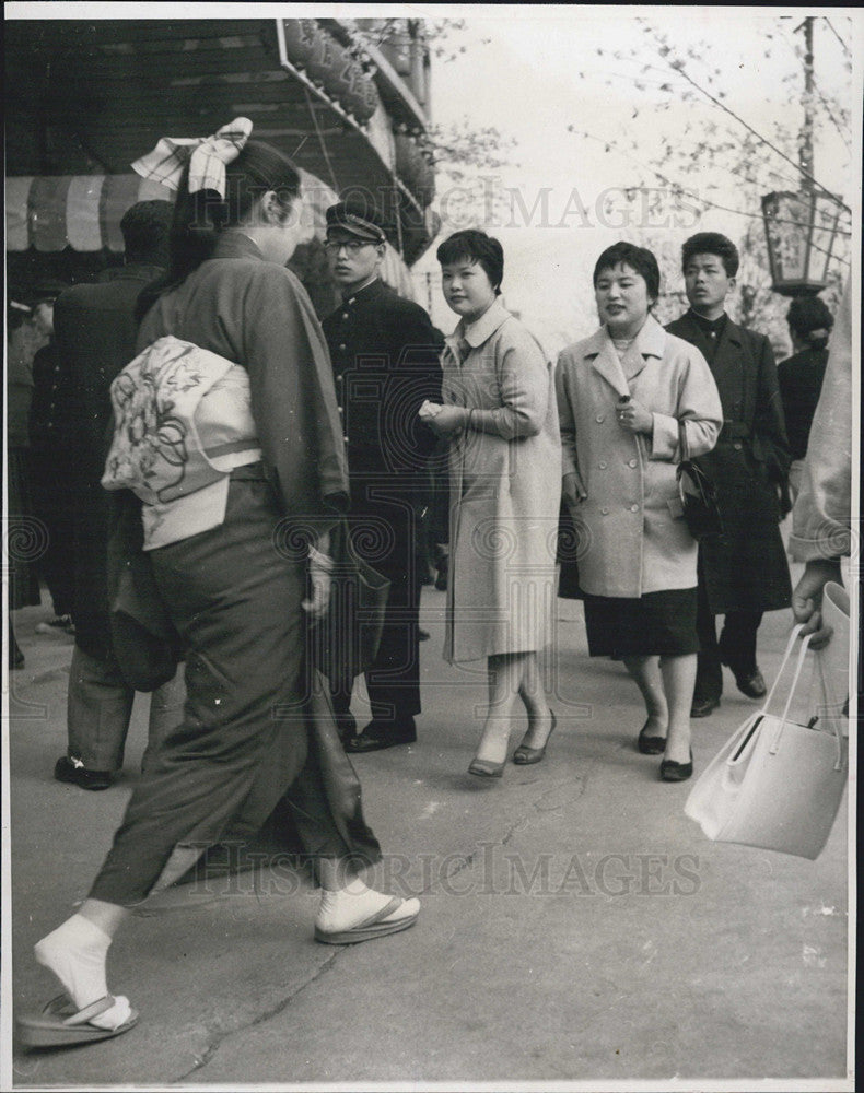 1957 Press Photo Woman Wearing Traditional Kimona Japan Residents - Historic Images