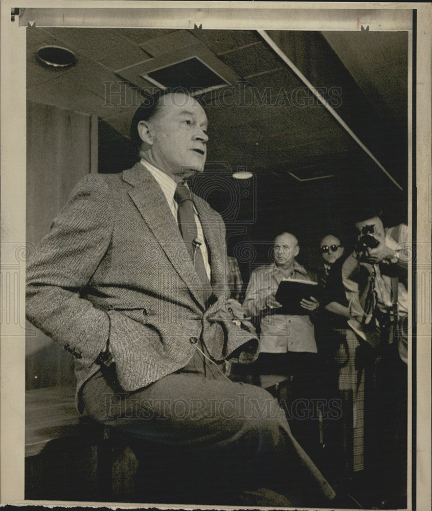 1974 Press Photo Bob Hope talks to press about the death of Jack Benny - Historic Images