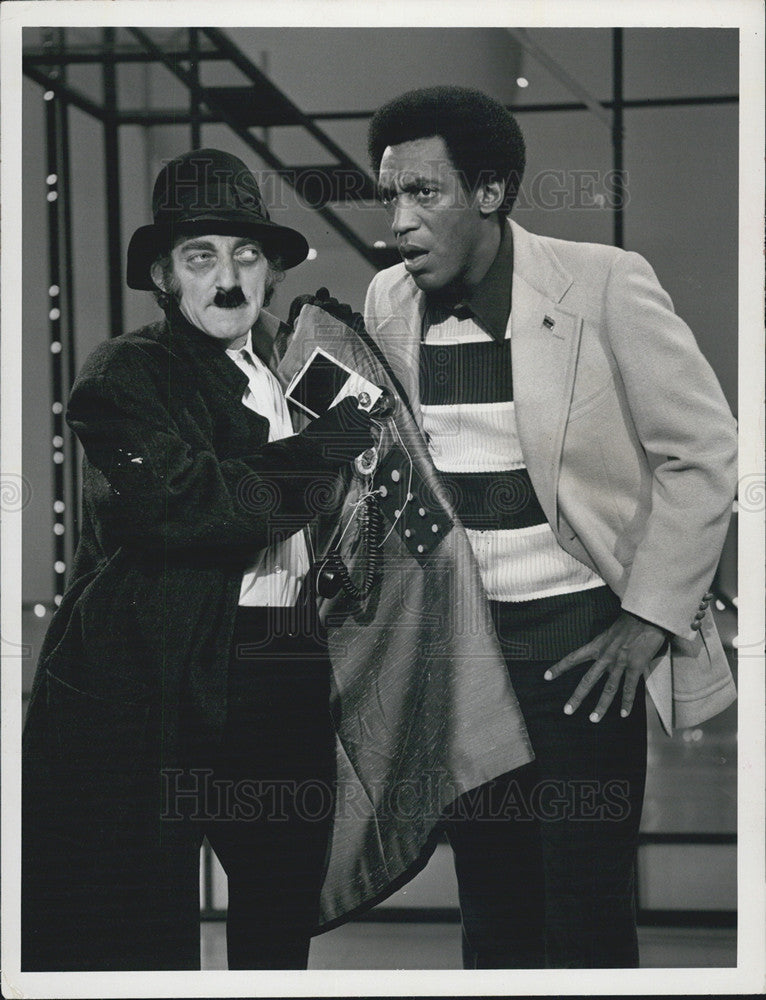 1971 Press Photo Bill Cosby with Marty Feldman Clowning Around On Show - Historic Images