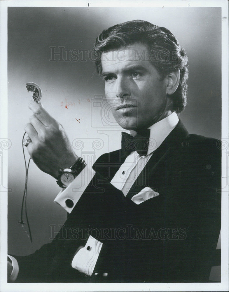 1990 Press Photo Actor Pierce Brosnan in NBC Mini Series Remington Steele - Historic Images