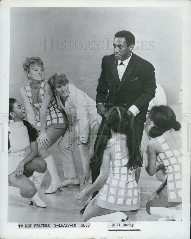 1968 Press Photo Bill Cosby on Show Surrounded By Girls In Mini-skirts - Historic Images