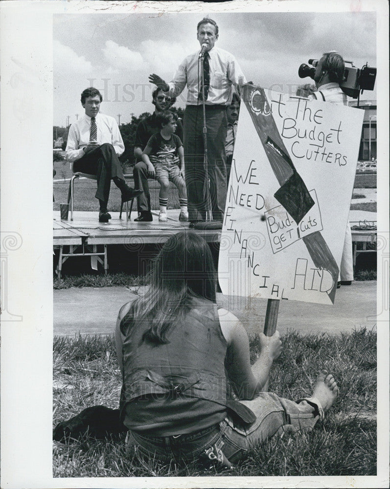 1982 Press Photo USF Pres John Lott Brown Addressing Upset Over Federal Cutbacks - Historic Images