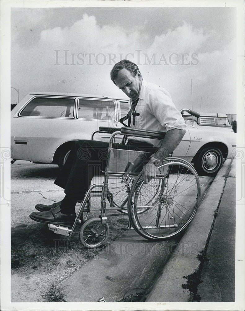 1978 Press Photo Alistair Cooke In Front Of Monticello In &quot;Inventing A Nation&quot; - Historic Images