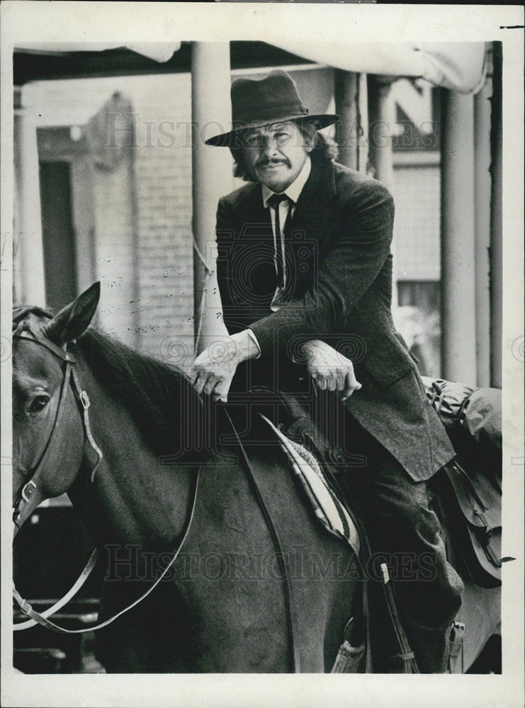 1978 Press Photo From Noon Till Three Film Actor Charles Bronson Riding Horse - Historic Images