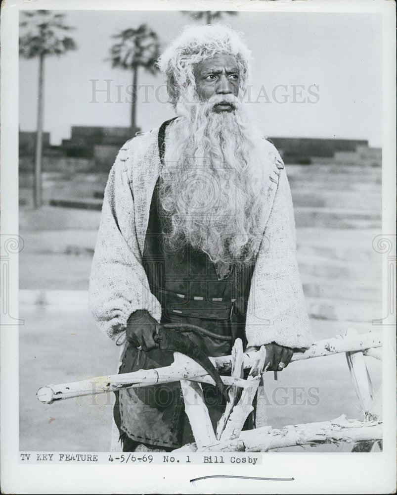 1969 Press Photo Bill Cosby With LongWhite Beard Saws Wood Fence - Historic Images