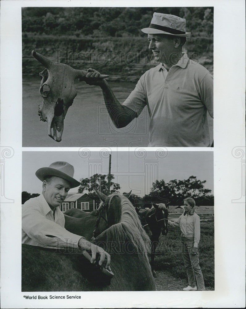 1968 Press Photo Dr Denton Cooley With Horse And Cow Skull His Ranch Richmond - Historic Images