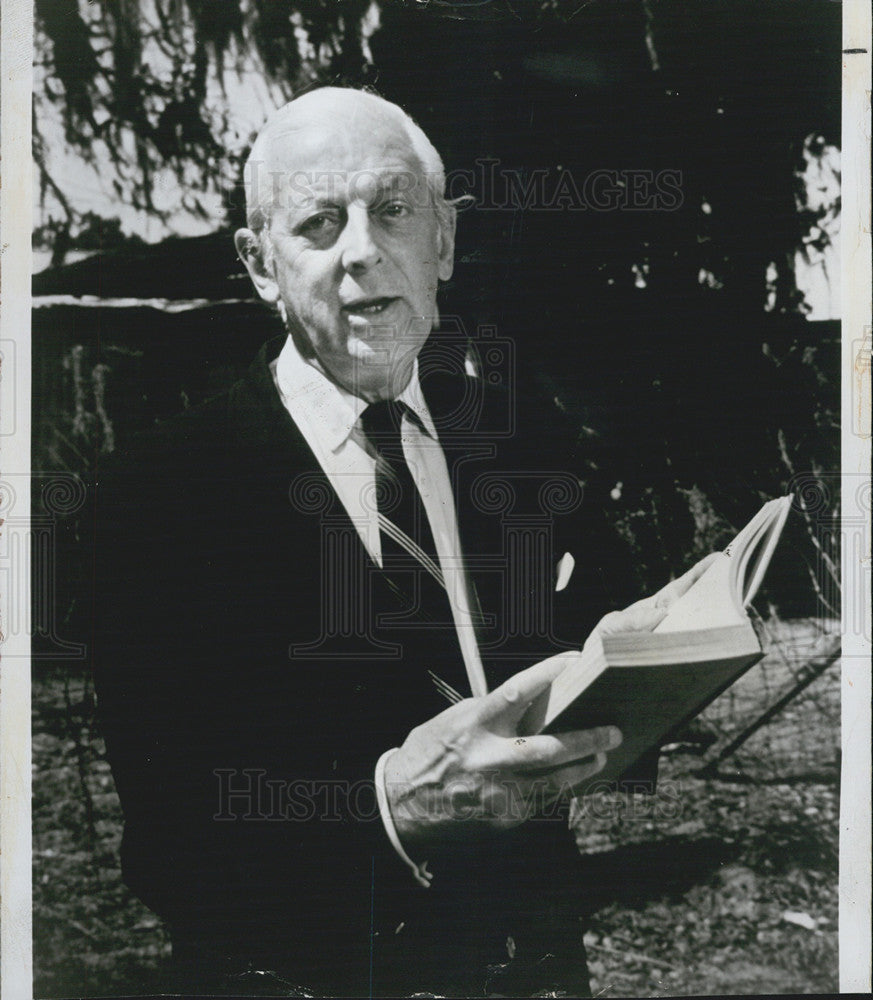 1976 Press Photo America Series Host Alistair Cooke Quoting Thomas Jefferson - Historic Images