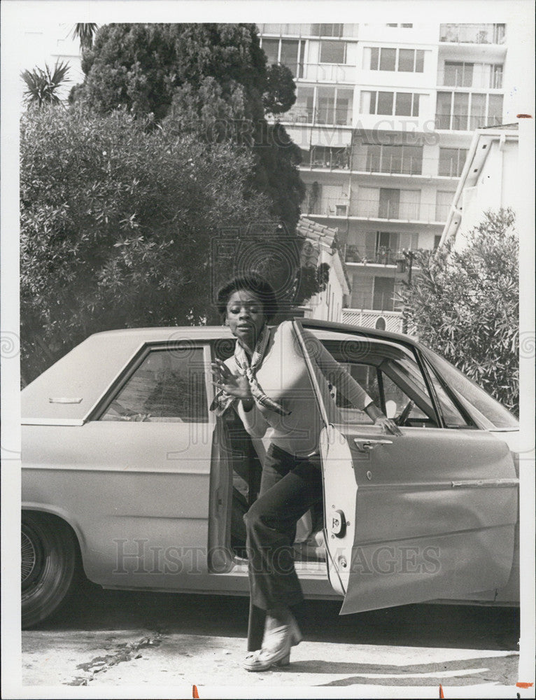 1975 Press Photo Police Story Series Jonelle Allen Running From Car Scene - Historic Images