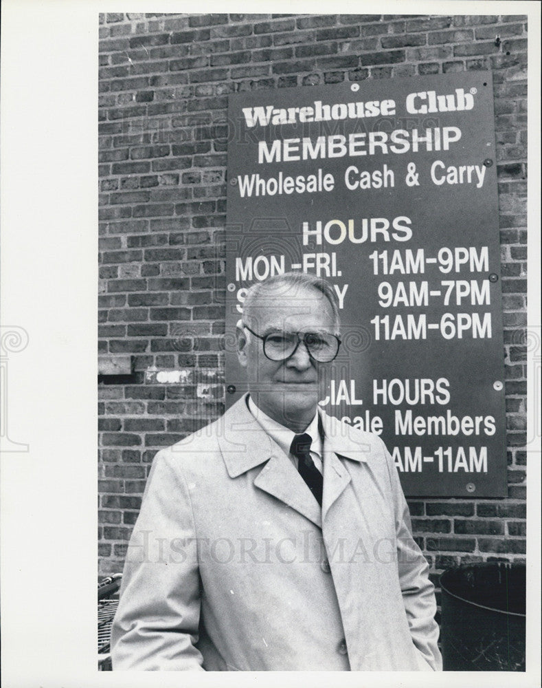 1989 Press Photo Wakter H. Teninga shopping at Warehouse club - Historic Images