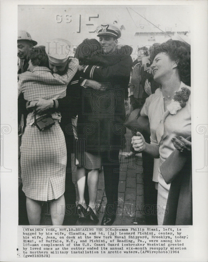 1964 Press Photo Lt Leonard Pichini Hugged by Wife at Dock NY Naval Shipyard - Historic Images