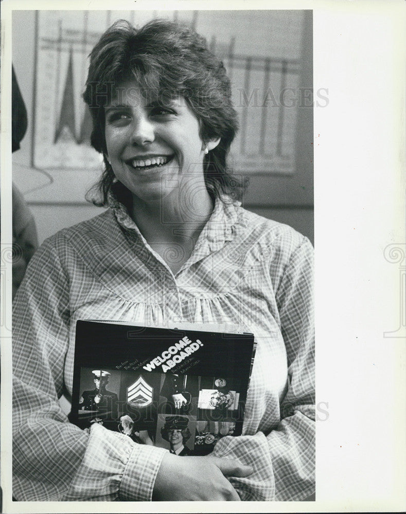 1983 Press Photo Tedi Lowe Holds Marine Brochure After Enlisting - Historic Images