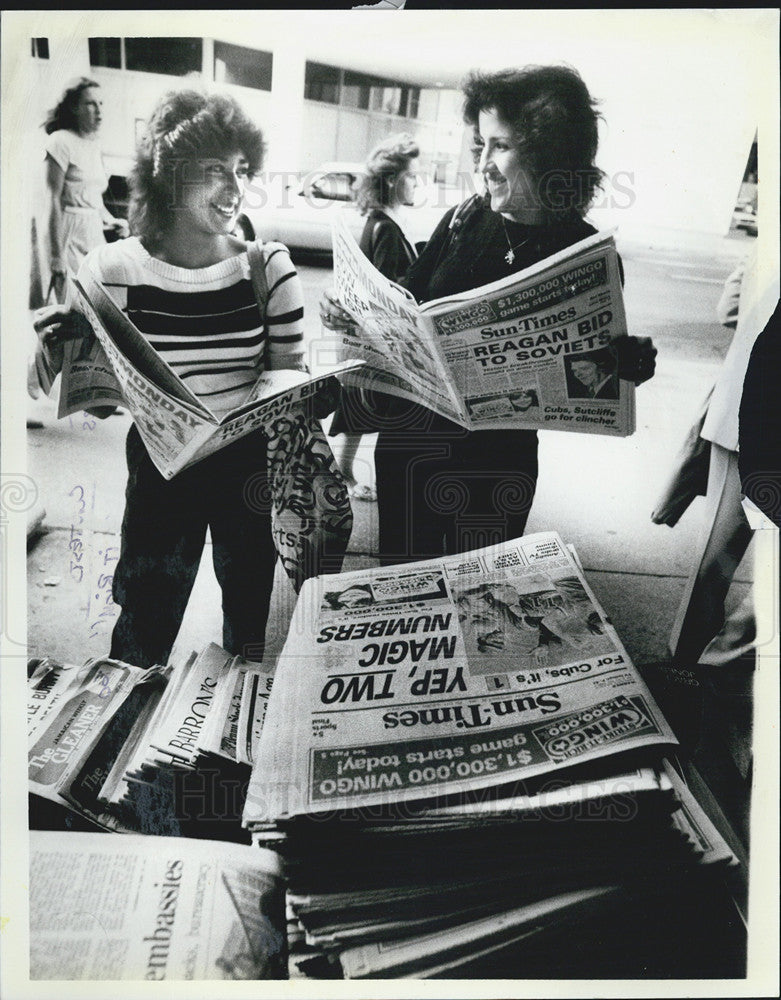 1984 Press Photo Rick Graff&#39;s Newsstand People Get Copies to Check Wingo - Historic Images