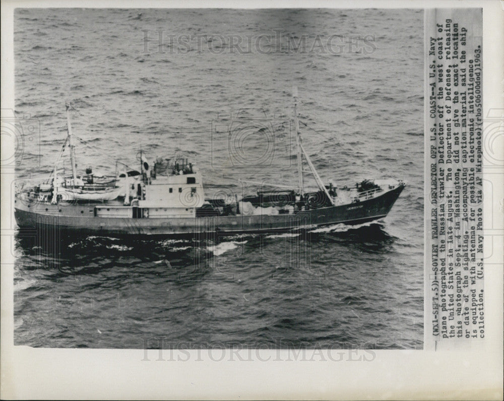 1963 Press Photo A Soviet Trawler photographed by the US Navy off the coast of U - Historic Images