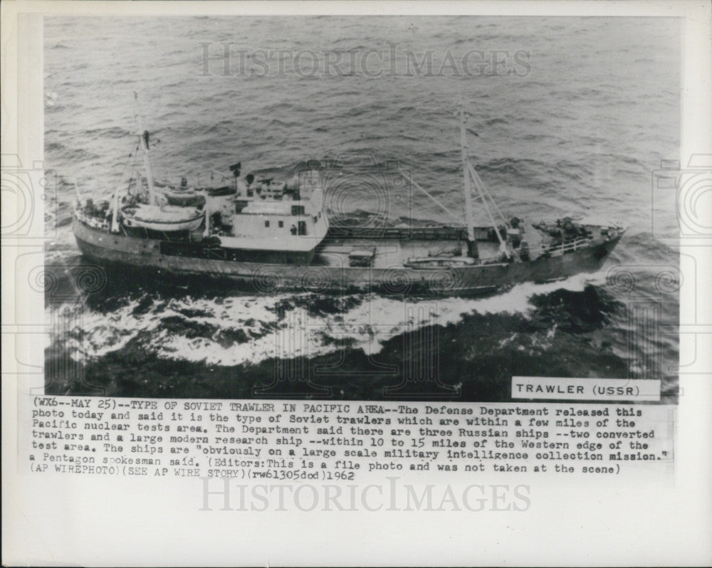 1962 Press Photo A Soviet Trawler photographed near the pacific nuclear test are - Historic Images