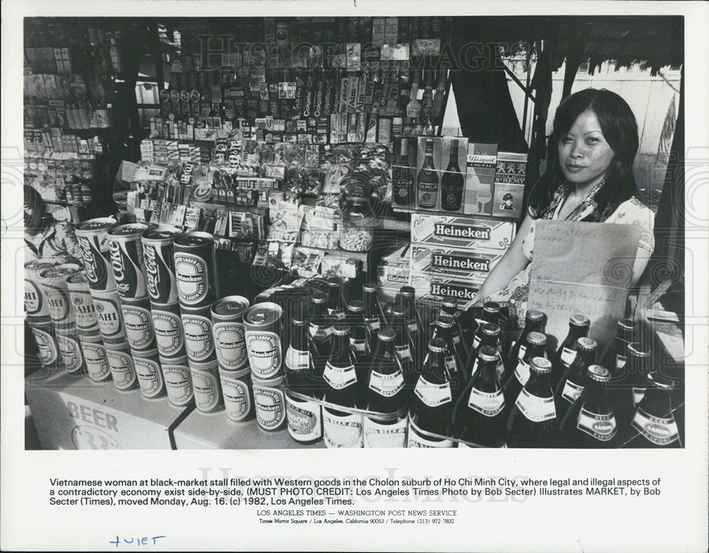 1982 Press Photo Vietnamese woman at her black market stall in Chi Minh City - Historic Images