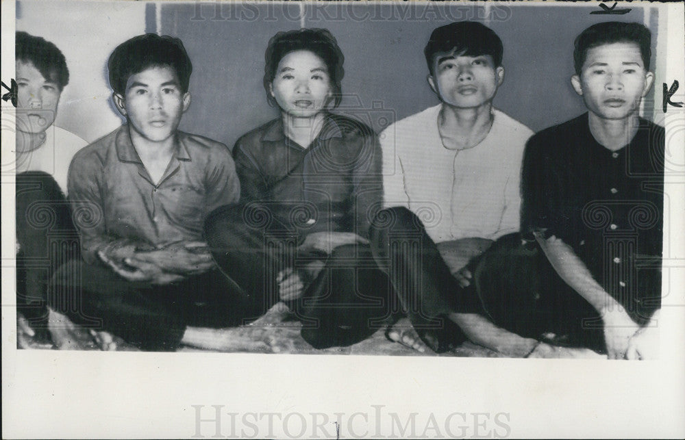 1965 Press Photo Two Viet Cong agents executed by Vietnamese troops - Historic Images