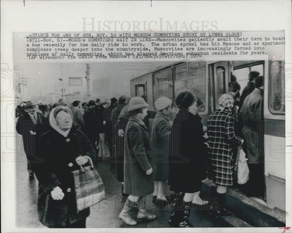 1974 Press Photo Moscow commuters boarding the bus - Historic Images