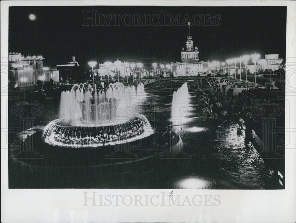 1957 Press Photo Lighted fountain at Kolkhozs Square in Moscow - Historic Images