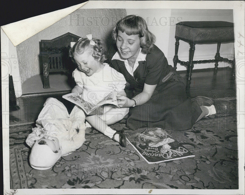 1950 Press Photo Marilyn Ann Carlson baby-sits Kathie Lou Reuhold - Historic Images