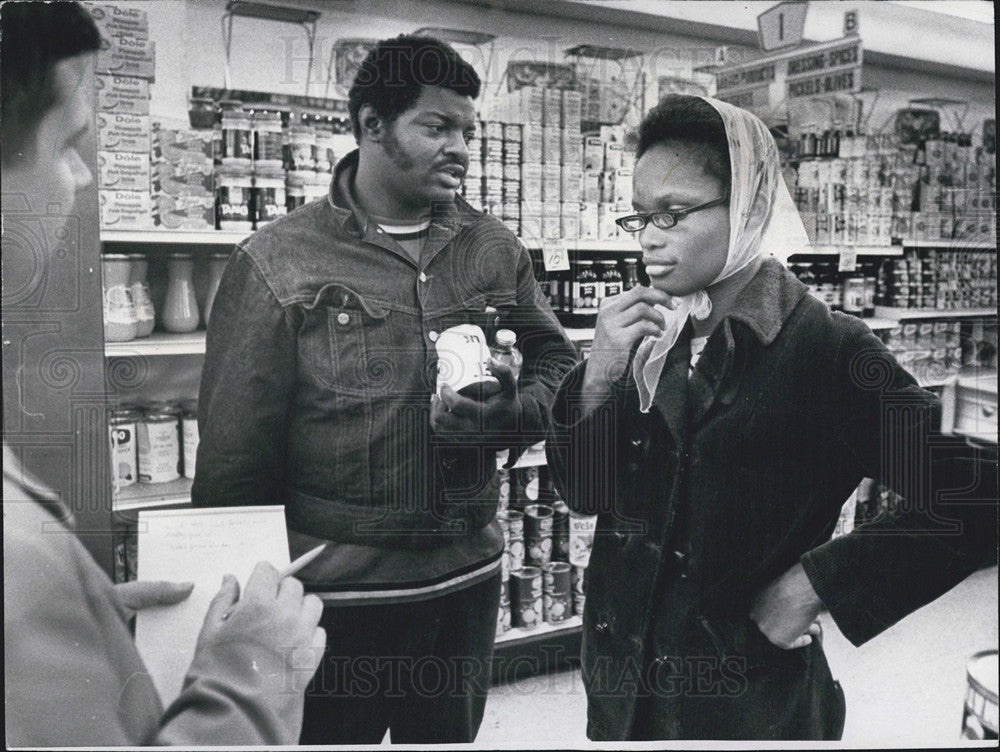 1969 Press Photo Mr. and Mrs. Edward Smith Grocery Shopping - Historic Images