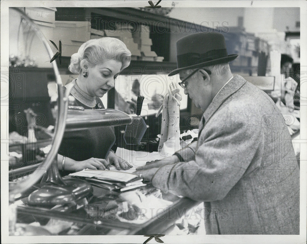 1961 Press Photo Loop Shoppers finish Christmas Shopping - Historic Images