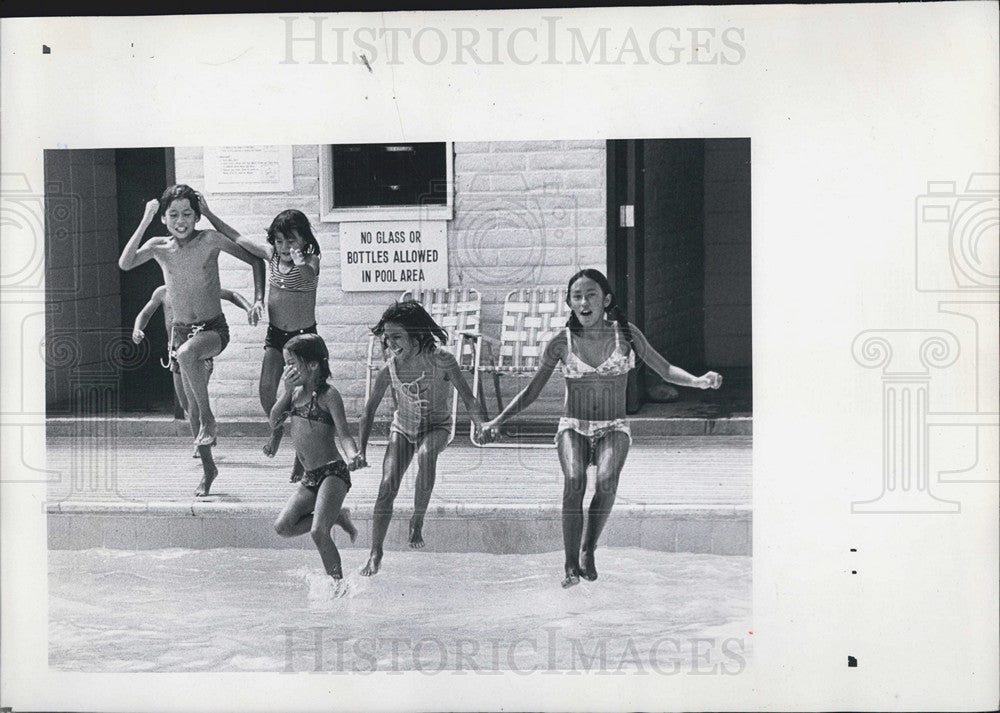 1973 Press Photo Indian Children Jump into Po at Community Center Utes&#39; Complex - Historic Images