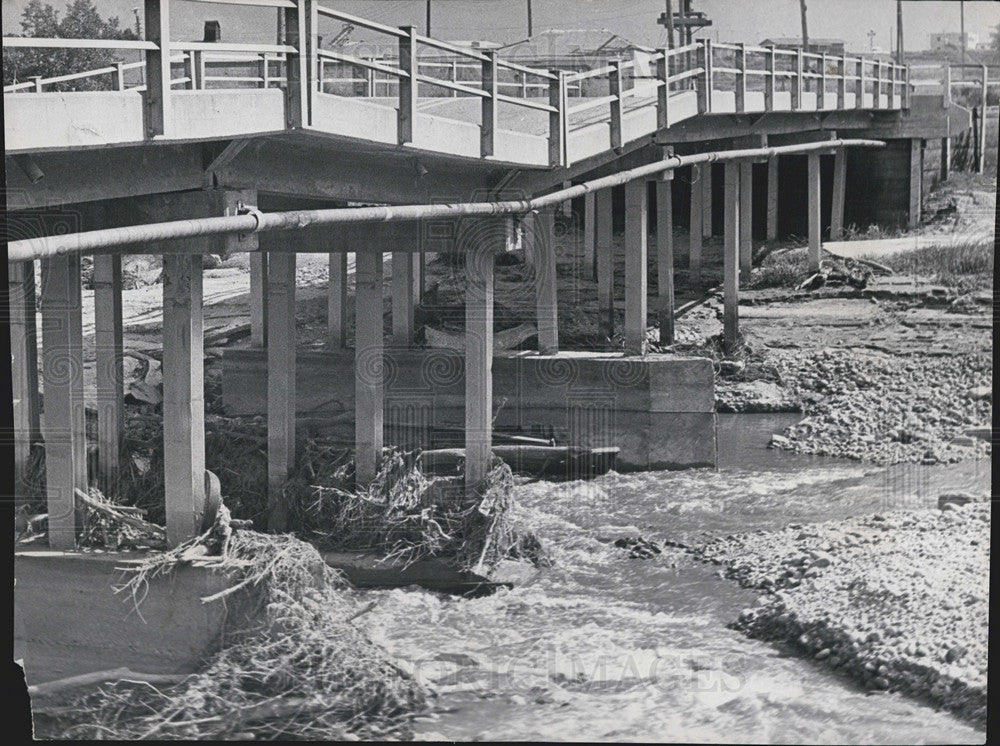 1966 Press Photo Flooding Damages Clear Creek Bridge - Historic Images