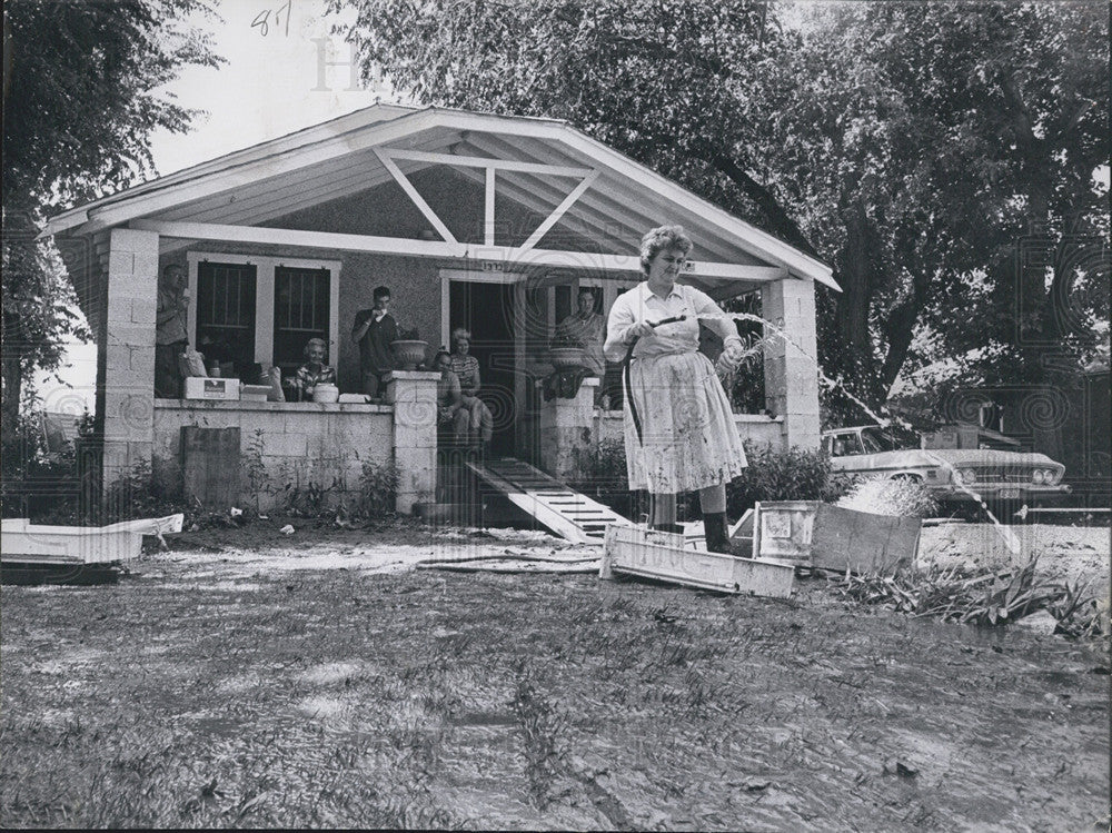 1965 Press Photo Mrs Knight Cleaning Up Aftermath of Flood at Parents Home - Historic Images