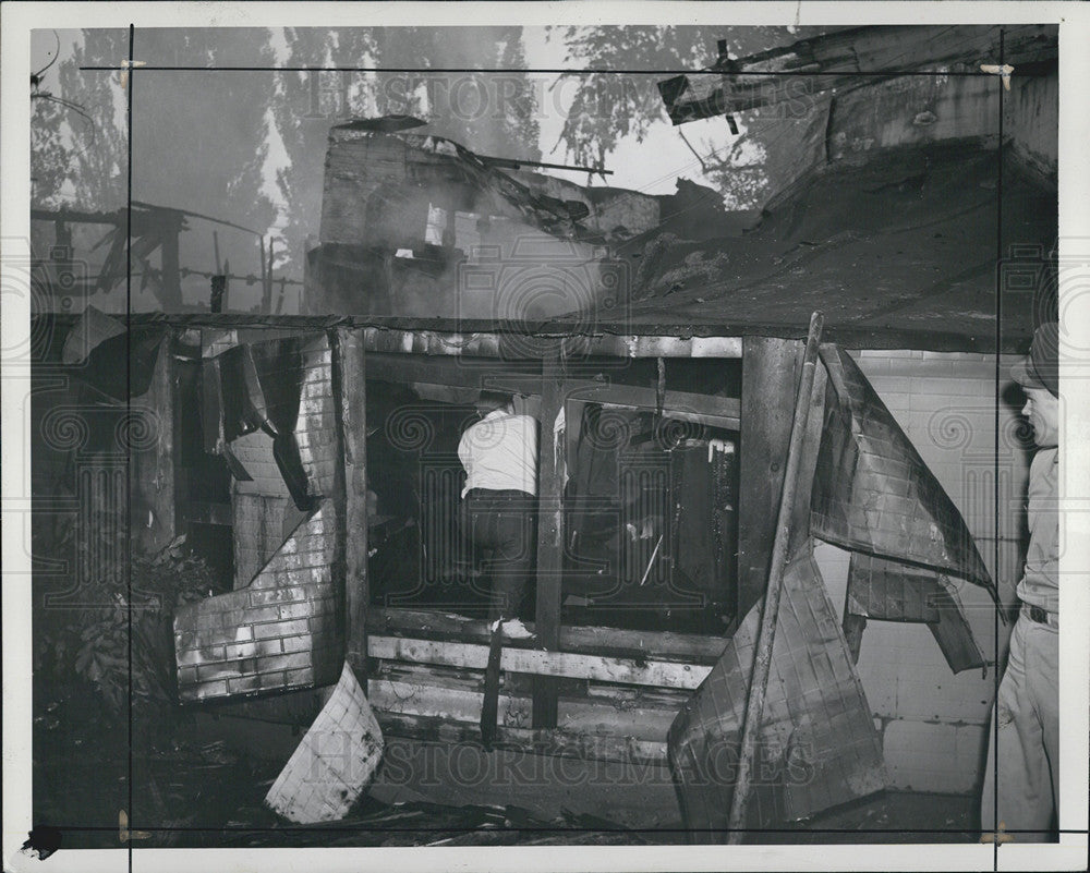 1944 Press Photo Firemen cut through wall of Old Mill to find 5 bodies - Historic Images