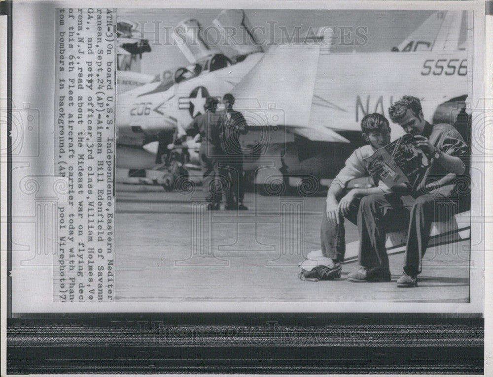 1975 Press Photo Airman Bill Edenfield and William Holmes on U.S.S Independence - Historic Images