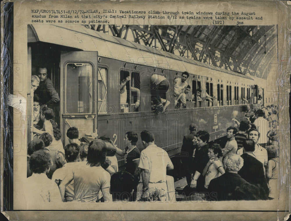 1972 Press Photo Italian Vacationers climb through train windows as trains are - Historic Images