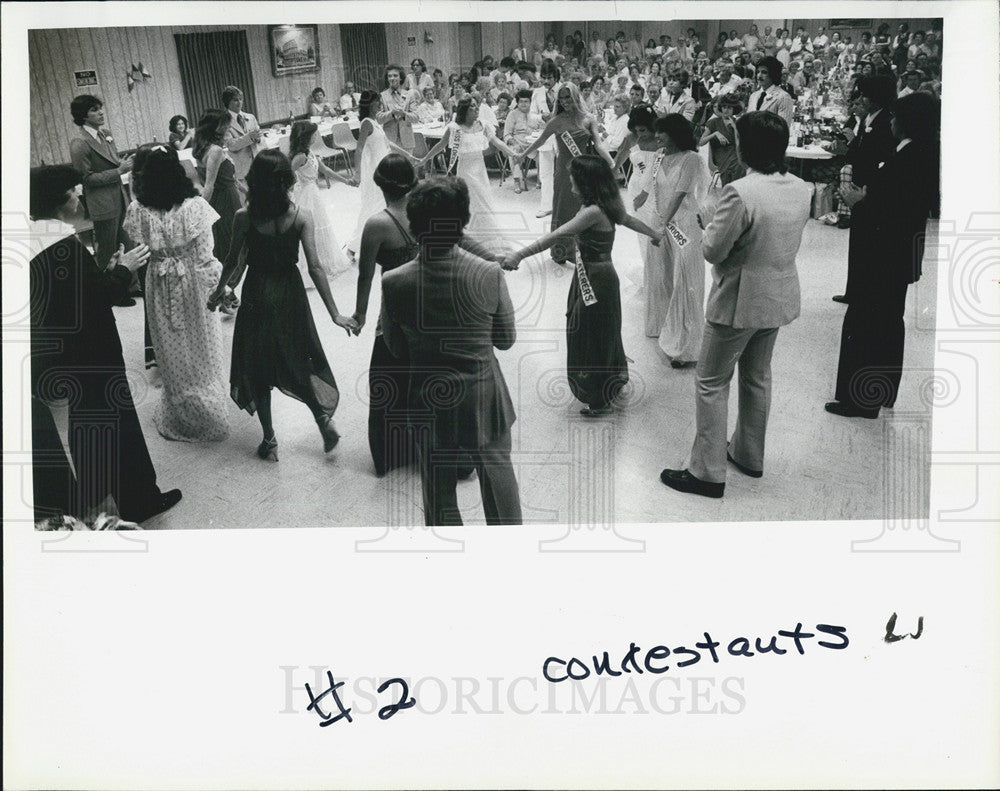 1960 Press Photo Contestants for Queen Isabella Dance at Columbus day Ball - Historic Images