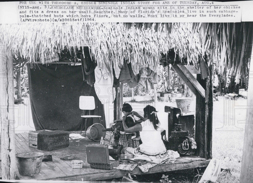 1964 Press Photo Seminole Indian Woman Tries Dress on Little Girl - Historic Images