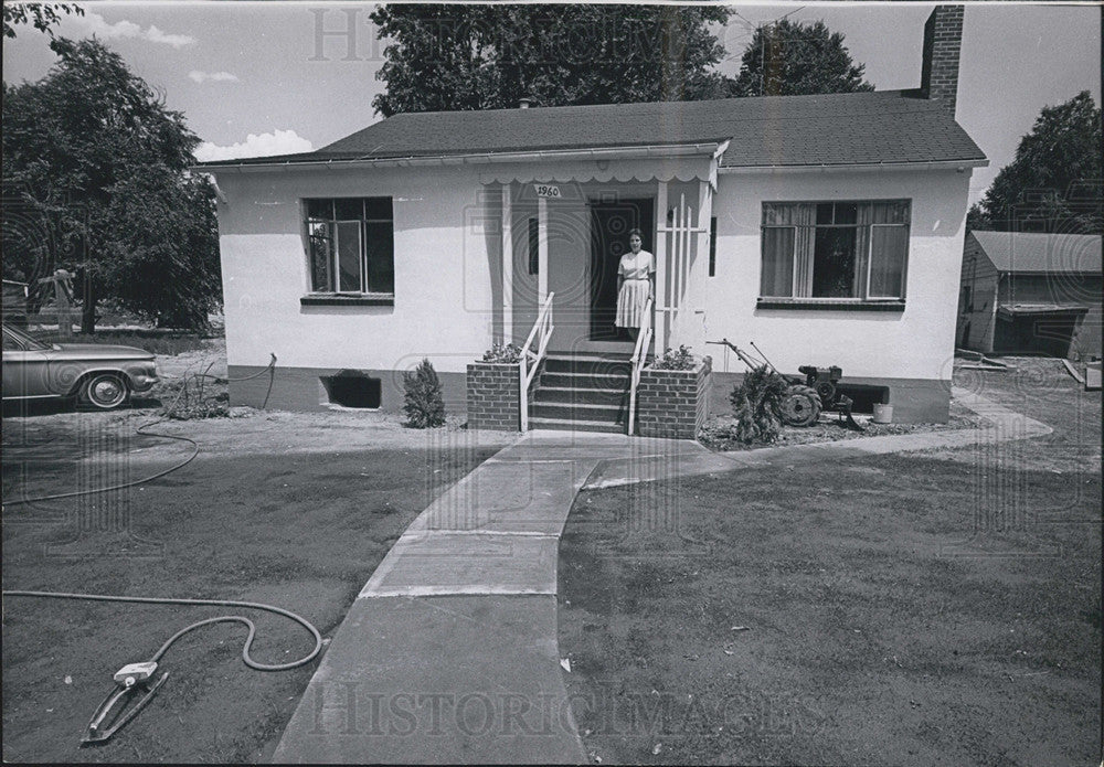 1965 Press Photo Mrs. Haines Stands In The Doorway Of Her Newly Painted House - Historic Images